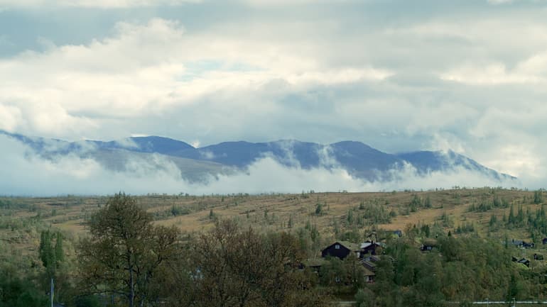 Vy över himmel, berg och mark.