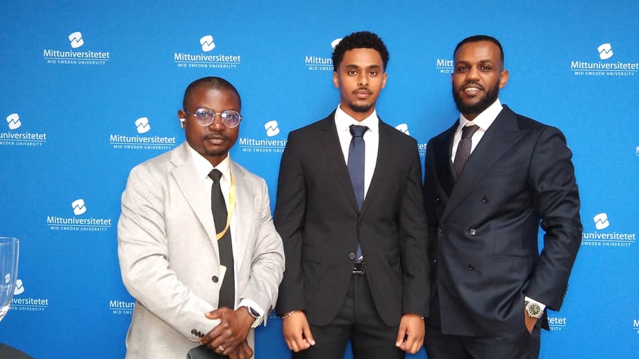 Glada studenter på avslutningen 2026. Till vänster vår fantastiske studentambassadör Bonifice Ogar.
