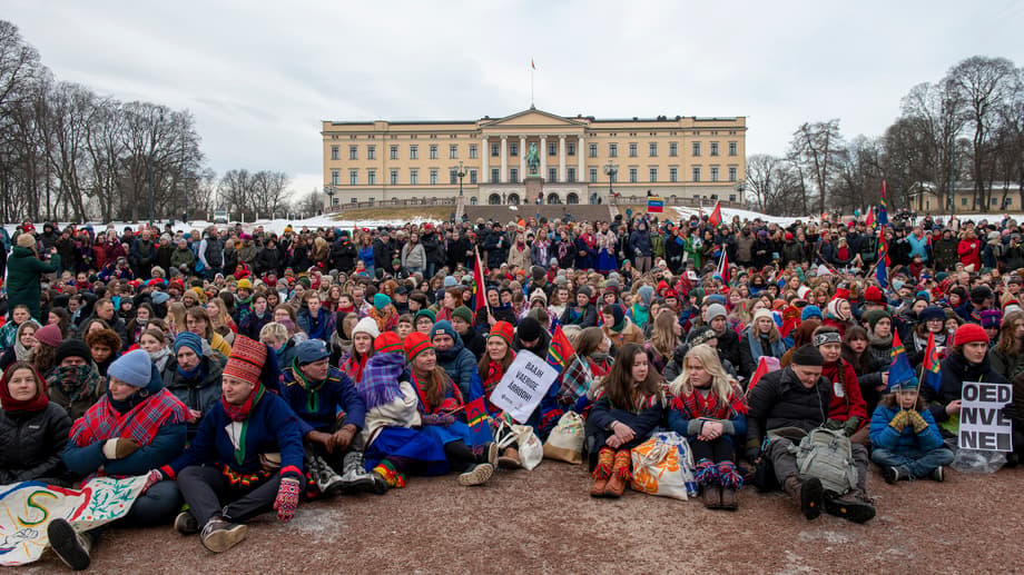 Demonstrationer i Oslo, mars 2023, mot att norska staten inte hörsammar den dom i Högsta domstolen som slog fast att det var människorättsbrott att bevilja koncession för vindkraftindustrin på Fosenhalvön i Trondheimsfjorden.