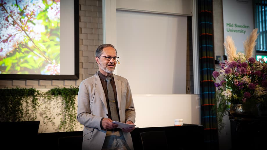 Pär Olausson, dekan vid fakulteten för humanvetenskap inleder avslutningen.