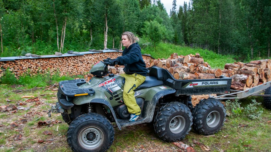 Eva Bendikke Brækkfjell Jåma, Tjåehkere sijte, fyller på vinterns vedförråd.