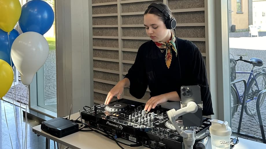 DJ och studentambassadör Anna under minglet.