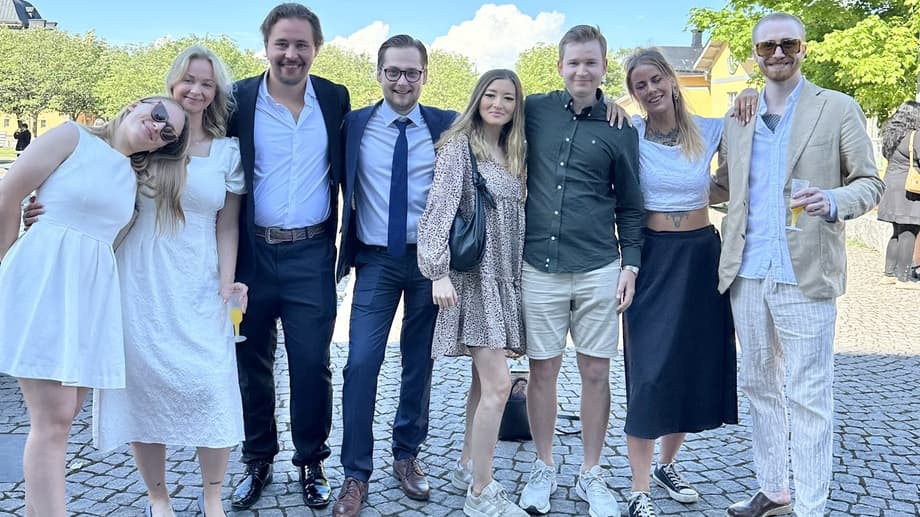 Glada studenter numera alumner.