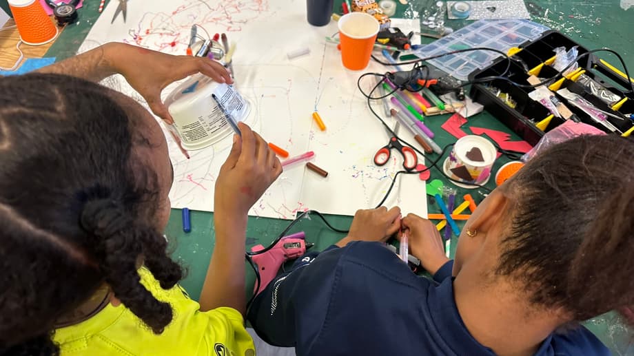 SDFF-tjejer som skapar på Makerspace.