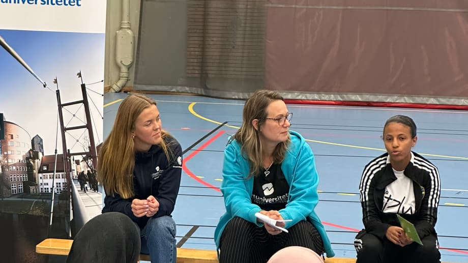Studenterna Elsa och Mimmi fick berätta om sin resa med både idrott och studier. Moderator Sofia de Wall