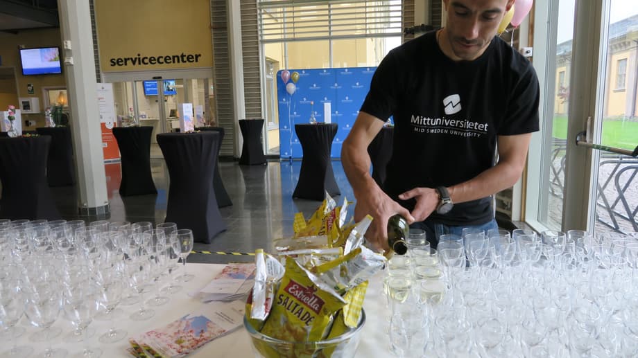 Studentambassadör Ricardo serverar cider.