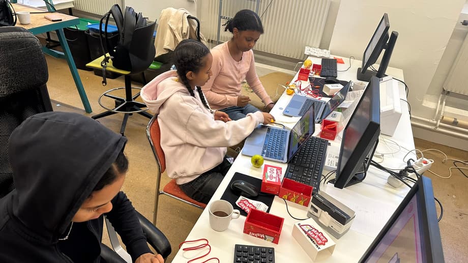 SAO-jobbarna Ini, Hermela och Zuhuy lär sig Makey Makey inför nästa grupp fritidselever.