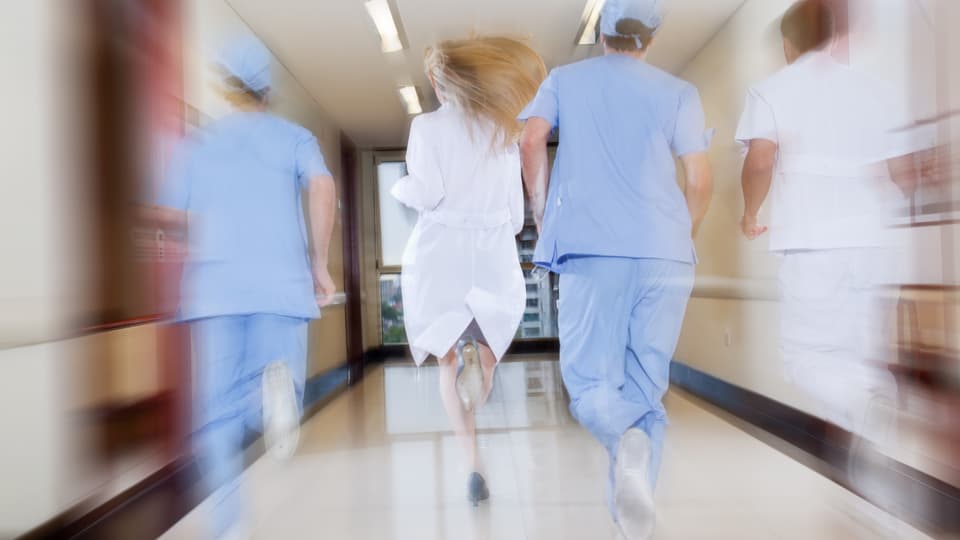 1930617-doctor-and-nurse-running-in-passageway foto Doug Olson.jpg