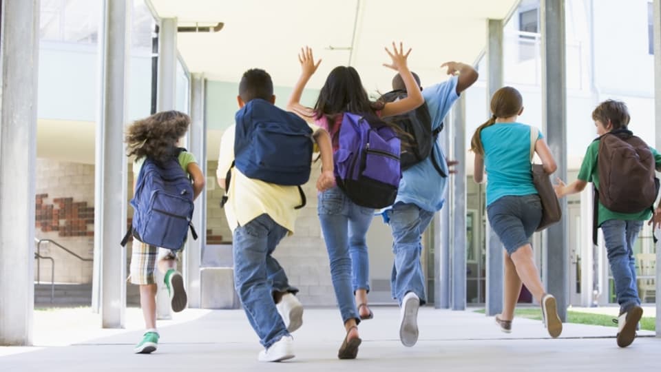 Skola skolbarn i korridor