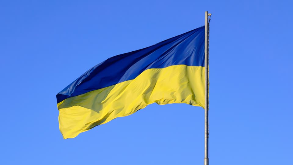 Ukrainska flaggan som fladdrar i vinden.