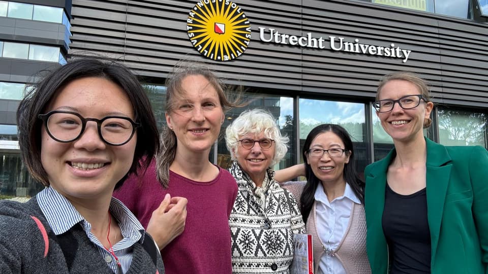 Fem personer som står framför Utrecht universitet i Nederländerna