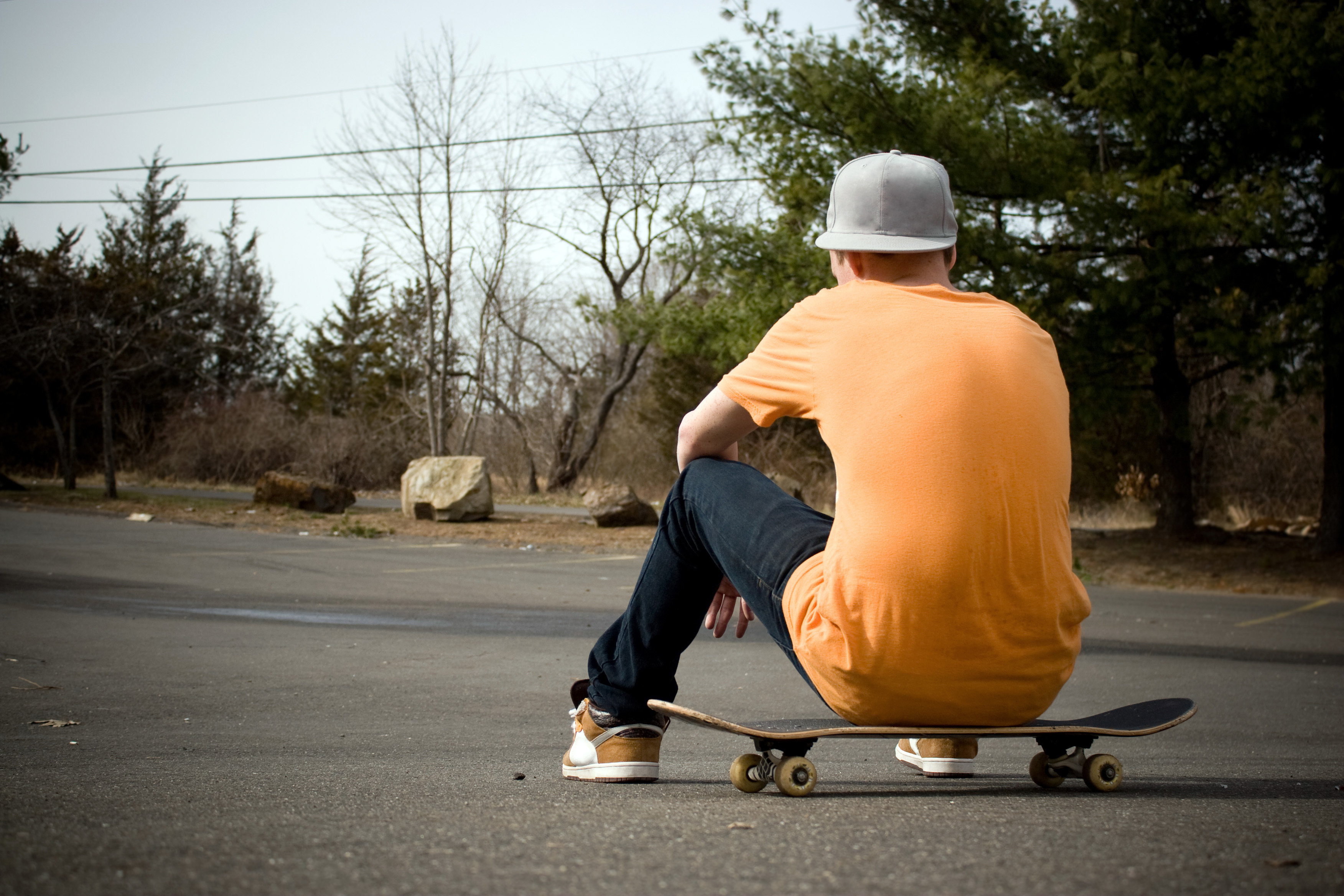 Kille på skateboard
