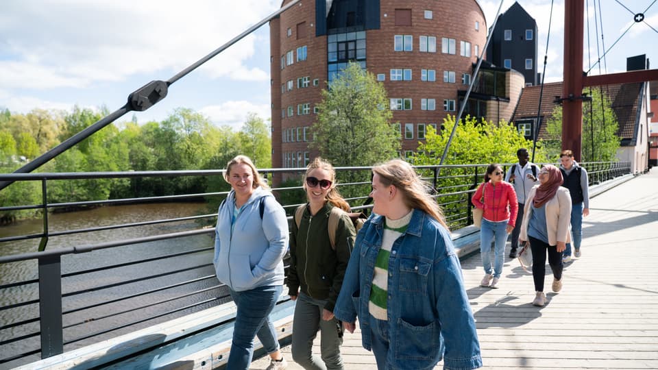 Studenter som går på bro vid Åkroken, Campus Sundsvall. 
