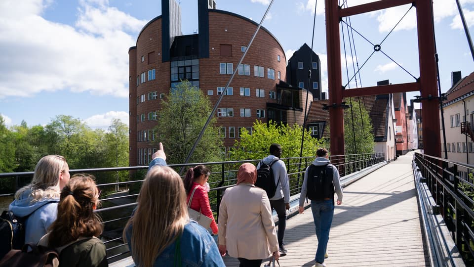 Students walking on the bridge at Åkroken, Campus Sundsvall.