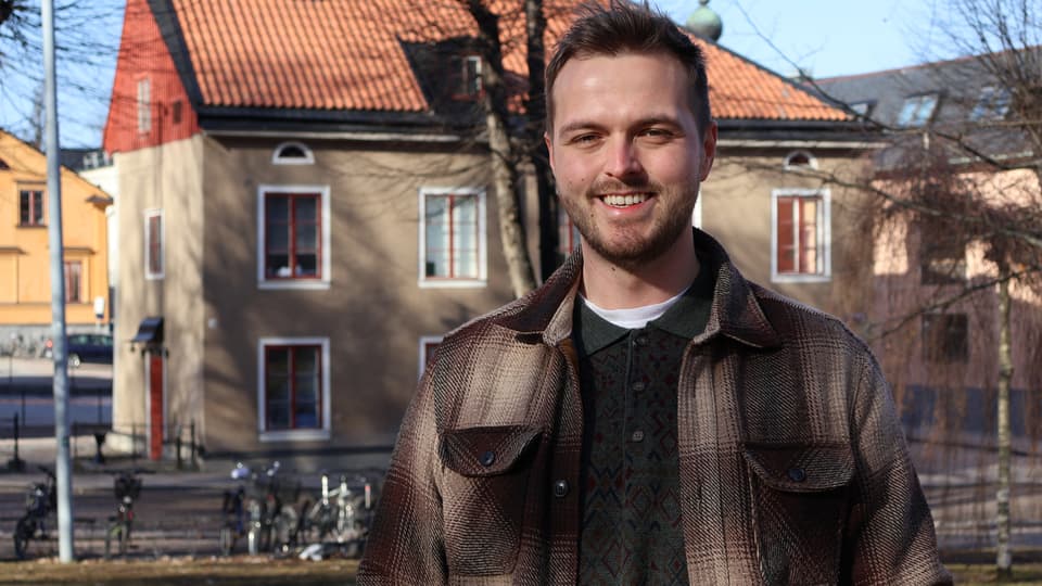 En man med brunt hår och brun jacka
