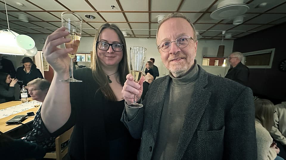 en kvinna och en man skålar med bubbel