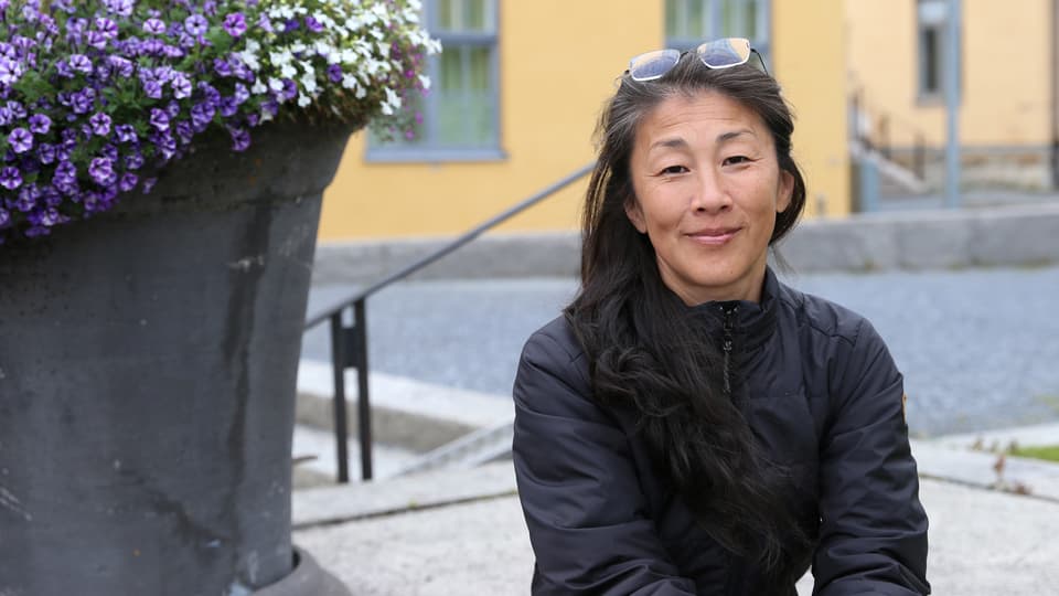 Porträtt av kvinna utomhus.