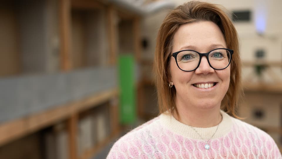 Porträtt av leende kvinna.