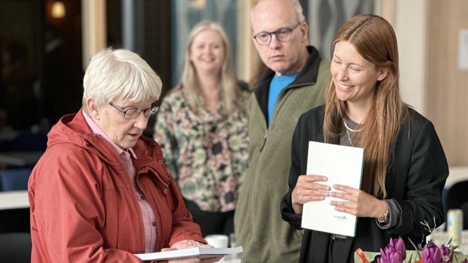 Två kvinnor, en äldre och en yngre står mittemot varandra och pratar. 