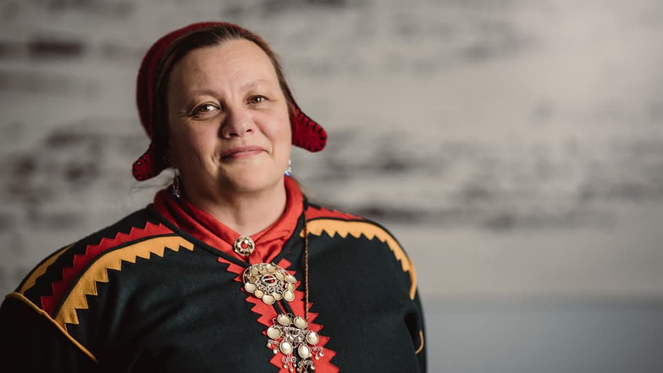 Kvinna i samisk folkdräkt