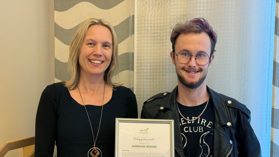 porträtt av en man och en kvinna med ett diplom