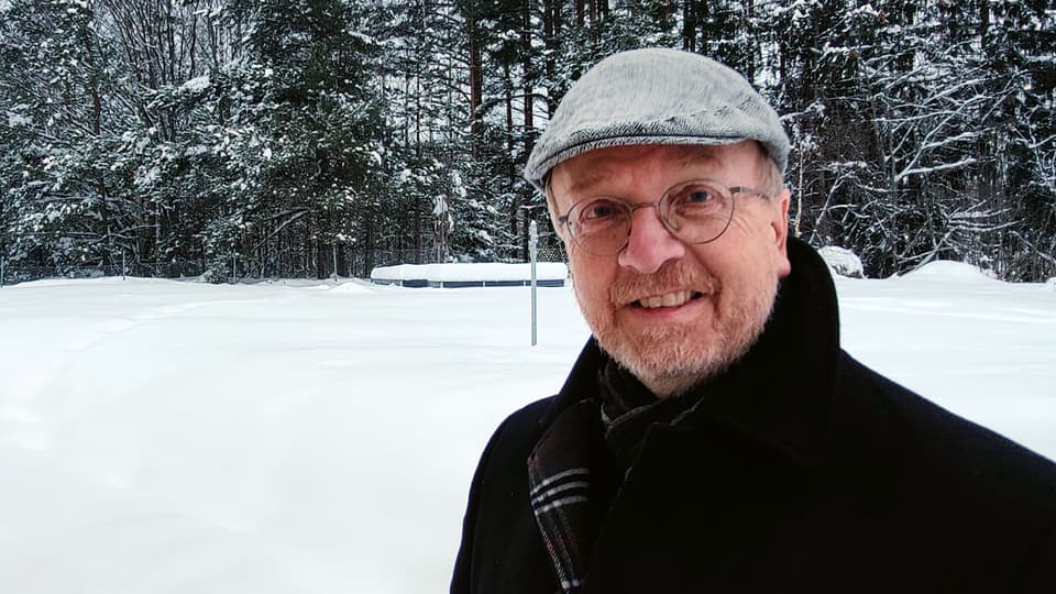 En man som står i snön