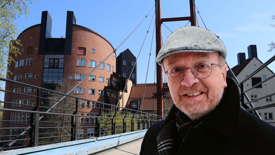 en man med keps framför en byggnad, montage