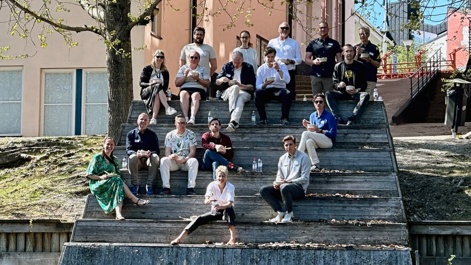 folk sitter på en trappa