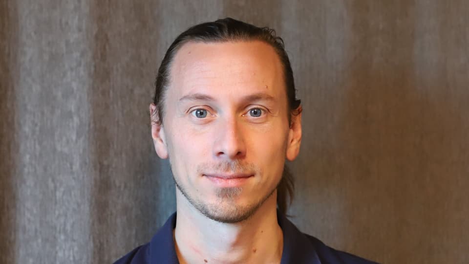 En man med blå tröja