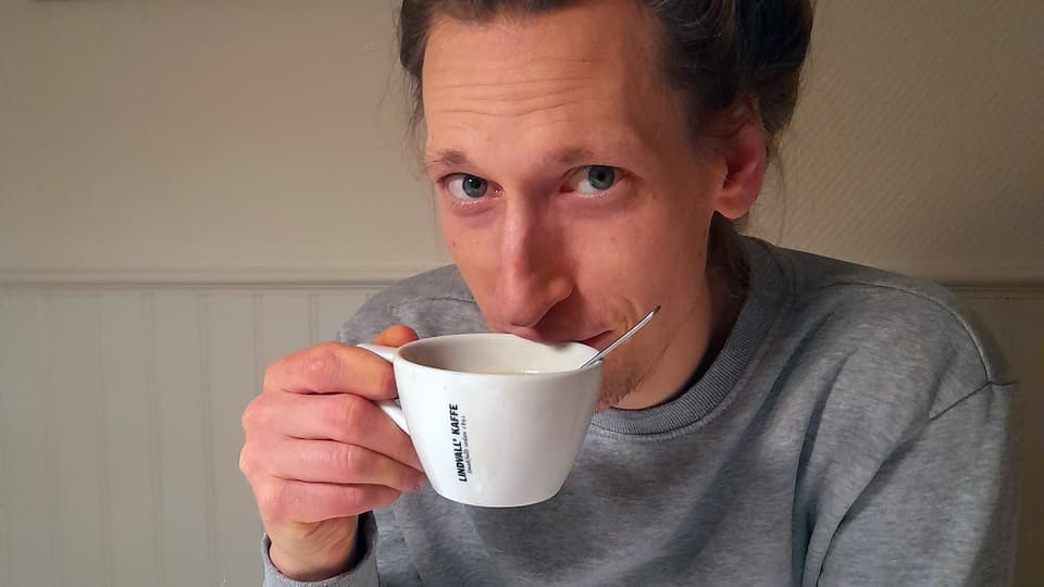 Bobo Bäckström sitter vid matbordet och dricker kaffer