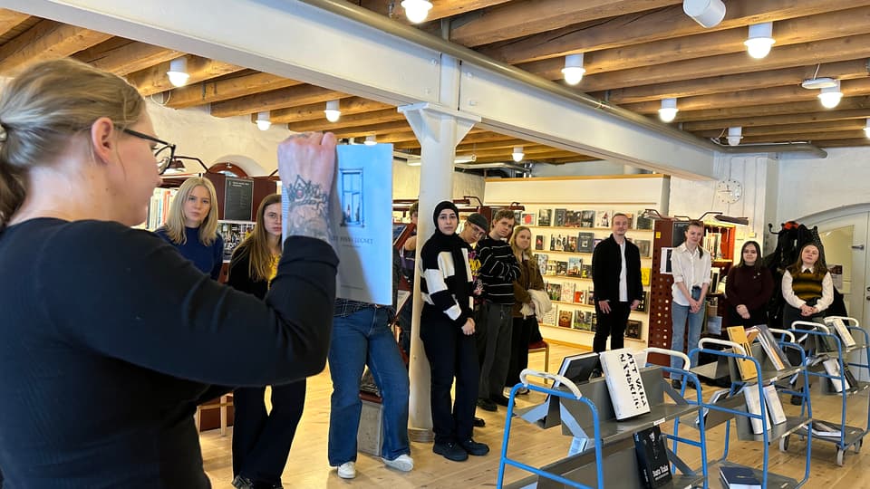Människor i ett bibliotek
