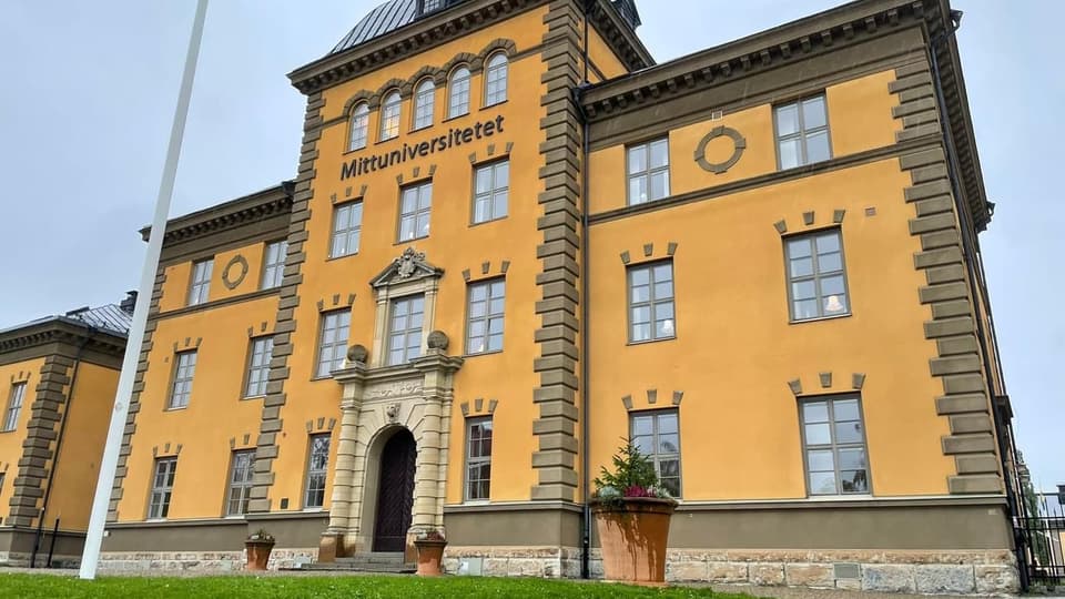 gul byggnad campus östersund