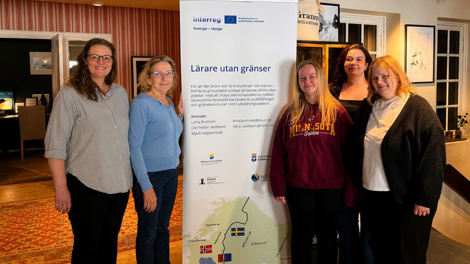 Gruppbild fem kvinnor framför en rollup.