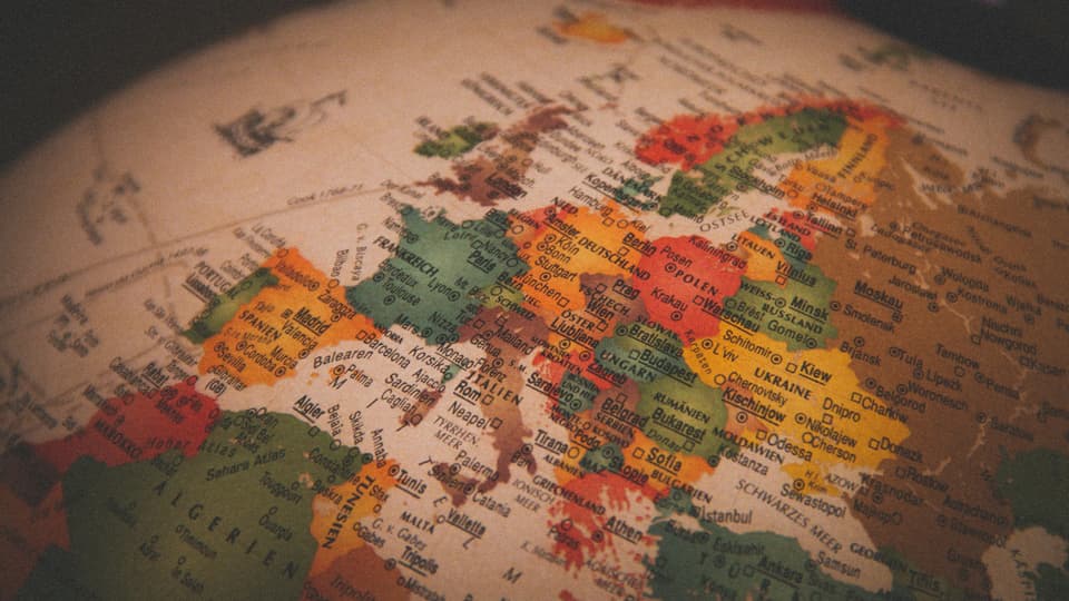 Närbild av en jordglob med Europa i fokus.