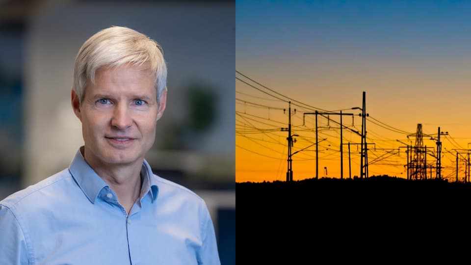 En man med ljust hår och blå skjorta bredvid en bild som visar en solnedgång bakom elstolpar