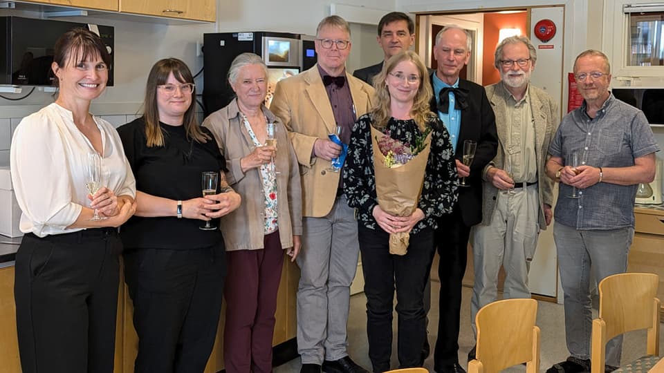 Gruppbild med nio personer som står framför kameran.