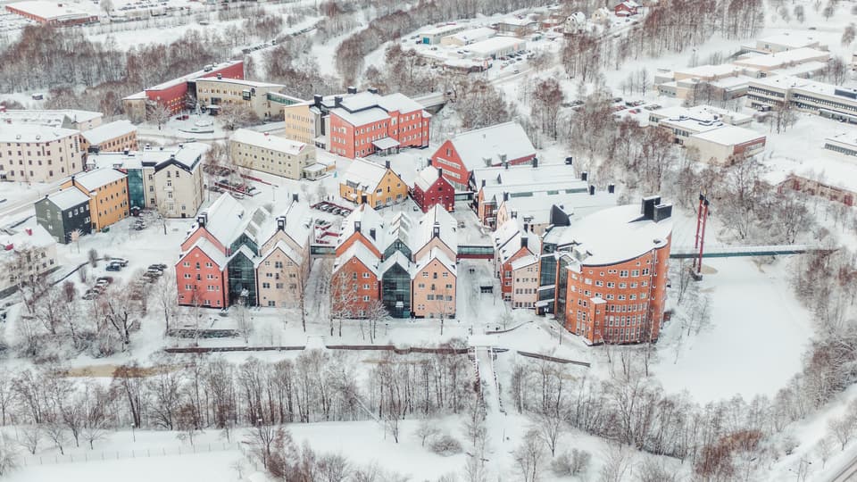 Vinterbild över en grupp byggnader, campus Sundsvall