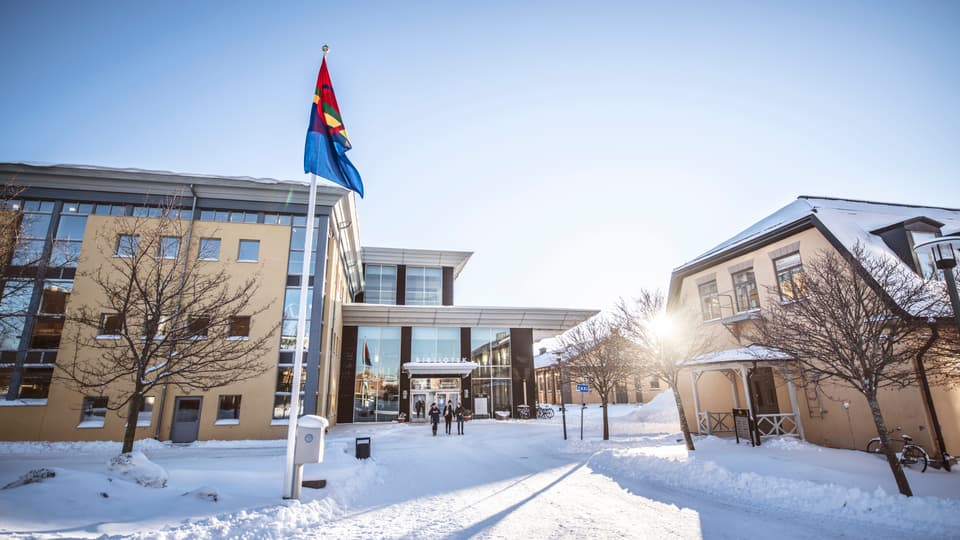 Campus Östersund med samiska flaggan 
