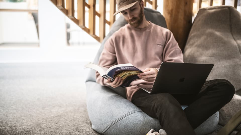 Studenter i campusmiljö.