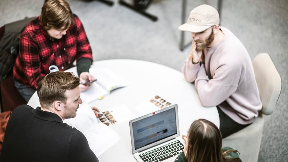 Studenter i campusmiljö.