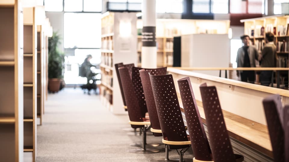 Studenter i campusmiljö.