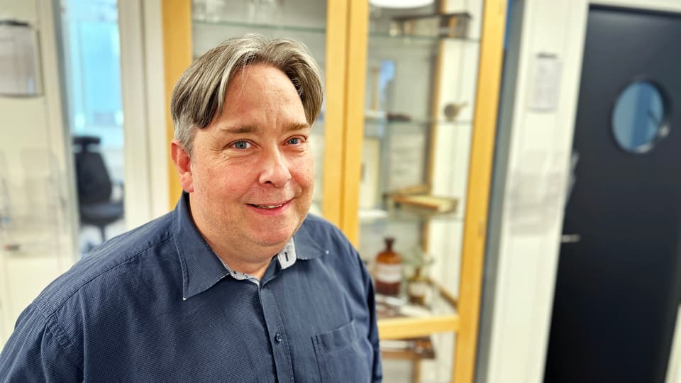 En man som står framför en hylla