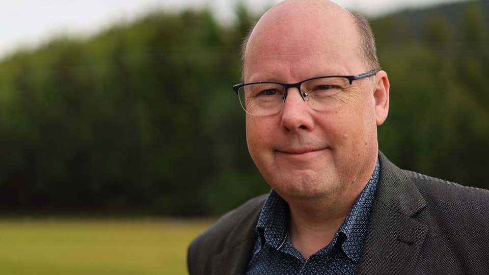 Man utan hår med svarta glasögon