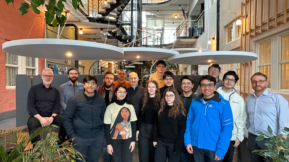 En gruppbild med flera personer på campus Sundsvall