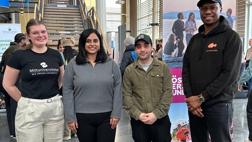 fyra glada studenter på Mötesplats Campus
