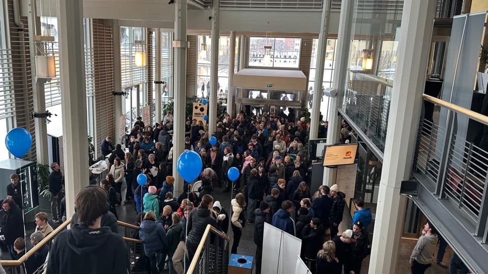 Bild på många elever i Ljushallen på Campus Östersund