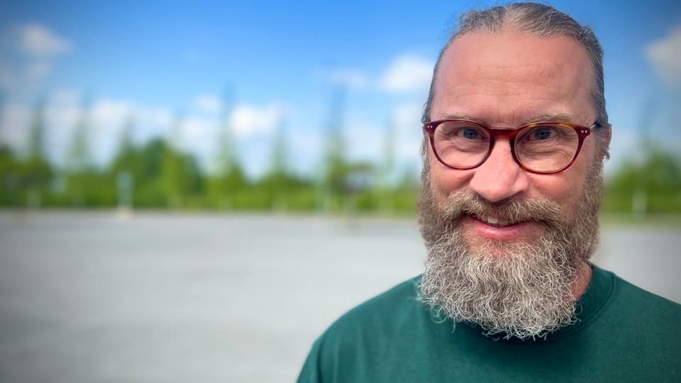 porträtt av en man med skägg