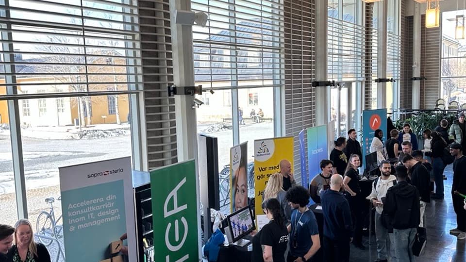 studenter och arbetsgivare som minglar i Ljushallen