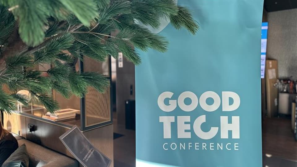 En ljusblå skylt med texten Good tech conference