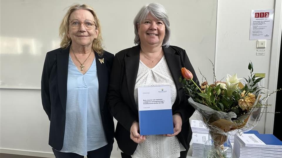En kvinna med långt blont hår och en kvinna med kort grått hår